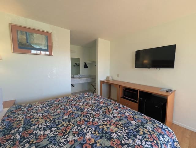 Deluxe Room, 1 King Bed, Non-Smoking, Partial Ocean View (Includes 1 parking space)