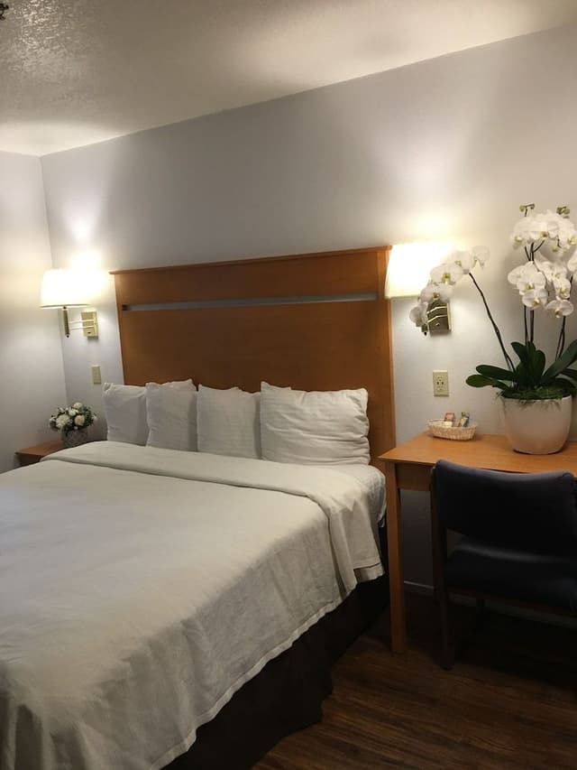 Deluxe Room, 1 King Bed, Non-Smoking, Partial Ocean View (Includes 1 parking space)