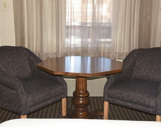1 Queen Bed Non Smoking (Pet Friendly)