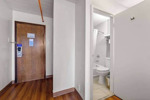 Deluxe Room, 1 King Bed, Non Smoking, Refrigerator & Microwave