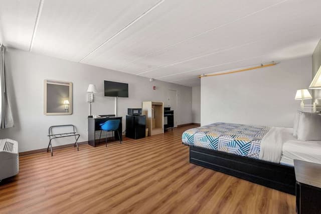 Deluxe Room, 1 King Bed, Non Smoking, Refrigerator & Microwave
