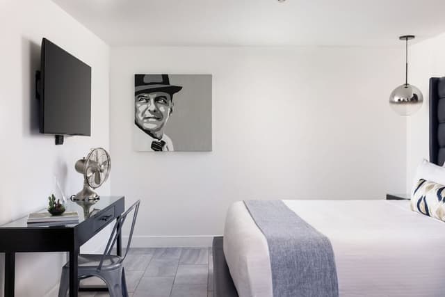 Deluxe Room, 1 King Bed, Pool View