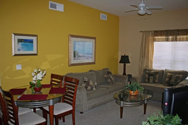 4 bedroom apartment, access to community pool (Resort Style)