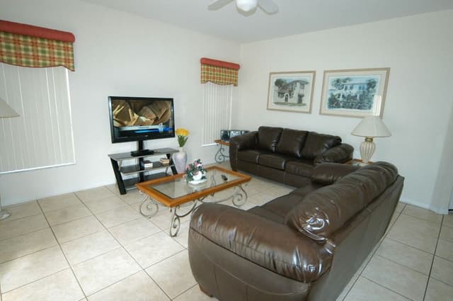 4 bedroom, 3 bathroom Private Pool Home