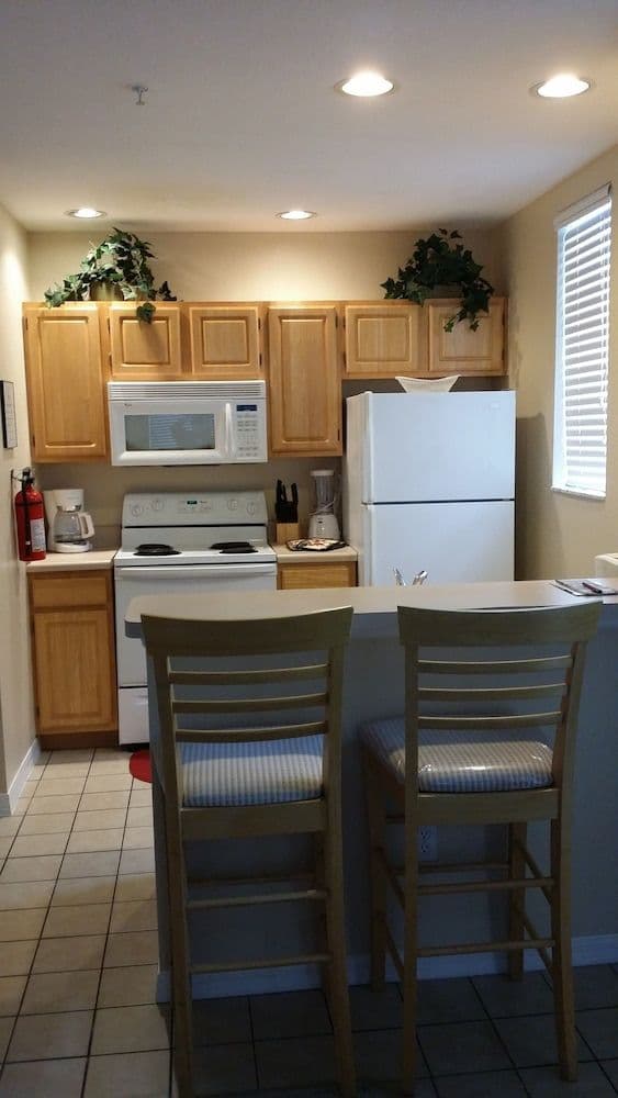 4 bedroom apartment, access to community pool (Resort Style)