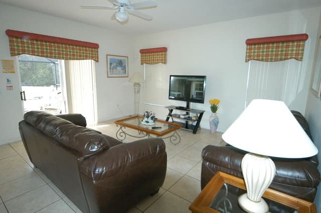 4 bedroom, 3 bathroom Private Pool Home