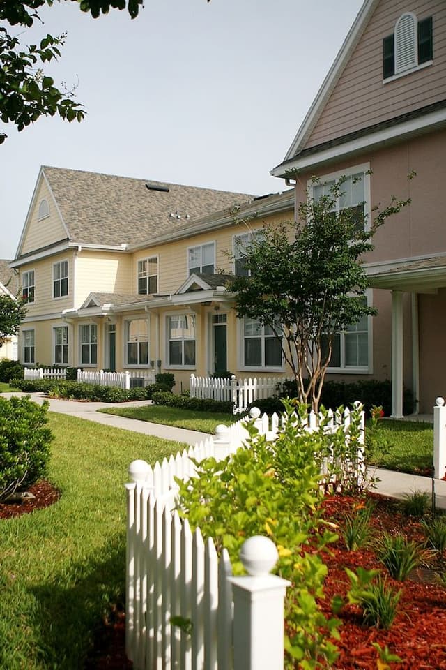 4 bedroom apartment, access to community pool (Resort Style)