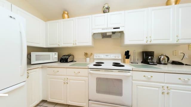 4 bedroom, 3 bathroom Private Pool Home