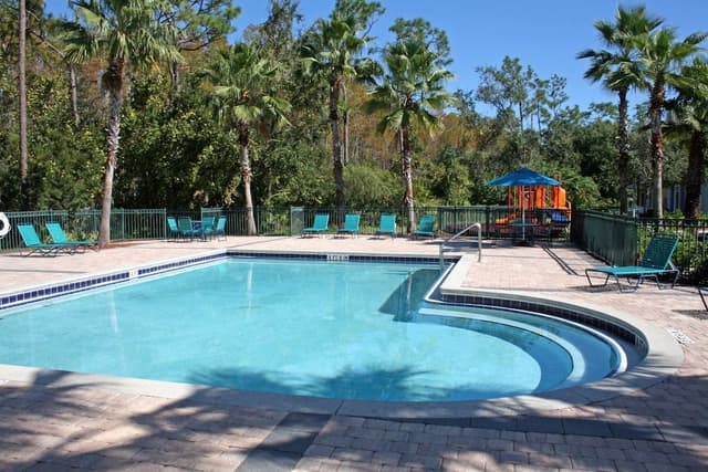 4 bedroom apartment, access to community pool (Resort Style)