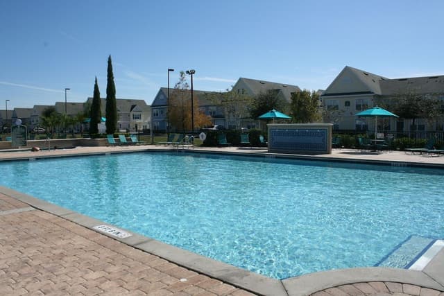4 bedroom apartment, access to community pool (Resort Style)