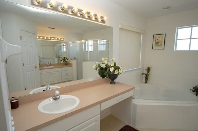 4 bedroom, 3 bathroom Private Pool Home