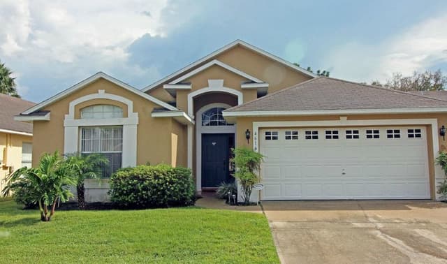 4 bedroom, 3 bathroom Private Pool Home