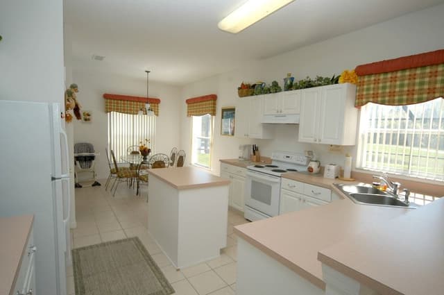 4 bedroom, 3 bathroom Private Pool Home