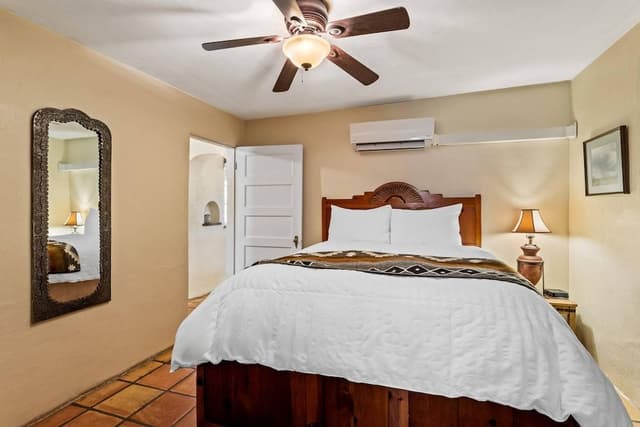 Room, 1 King Bed, Non Smoking, Fireplace