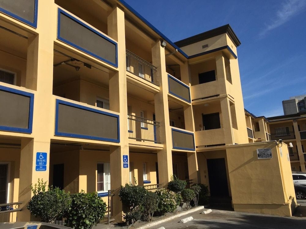 Civic Center Inn2