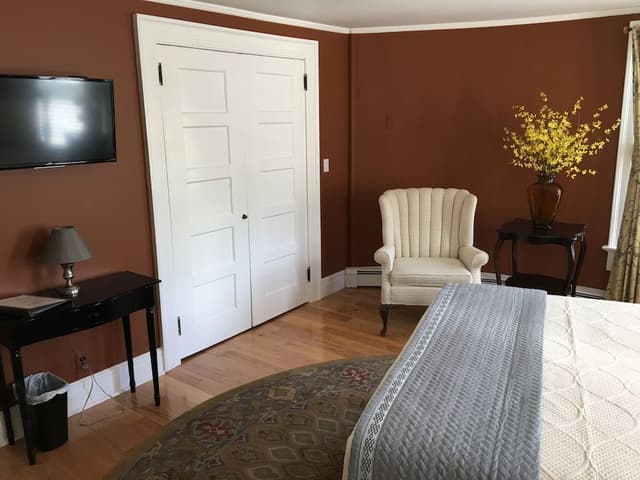 Elite Suite, 1 Queen Bed, Private Bathroom