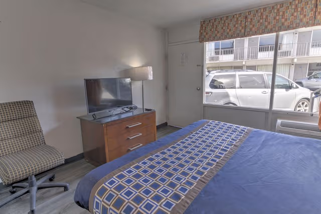 Standard Room, 1 King Bed, Non Smoking (Newly Renovated)