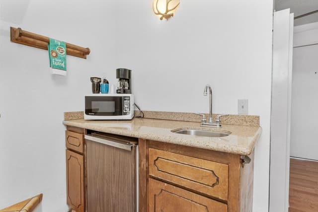 Standard Room, 1 King Bed, Fireplace, Lake View