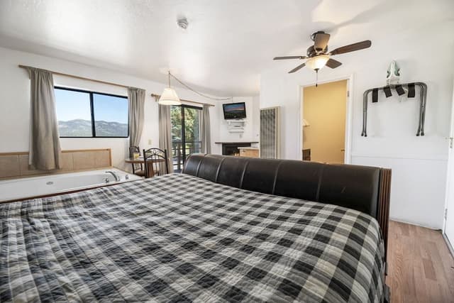 Standard Room, 1 King Bed, Fireplace, Lake View