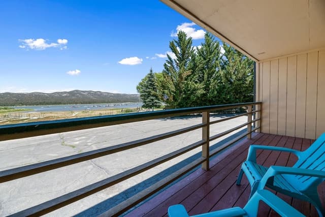 Standard Room, 1 King Bed, Fireplace, Lake View