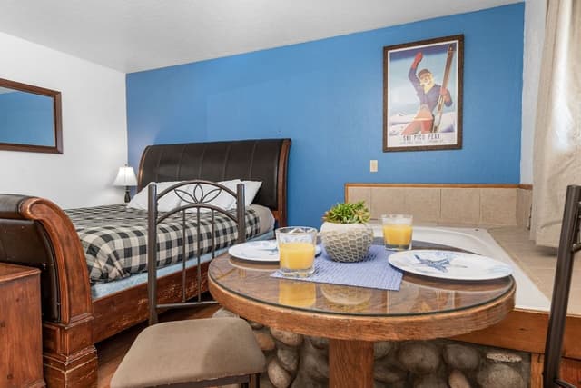 Standard Room, 1 King Bed, Fireplace, Lake View