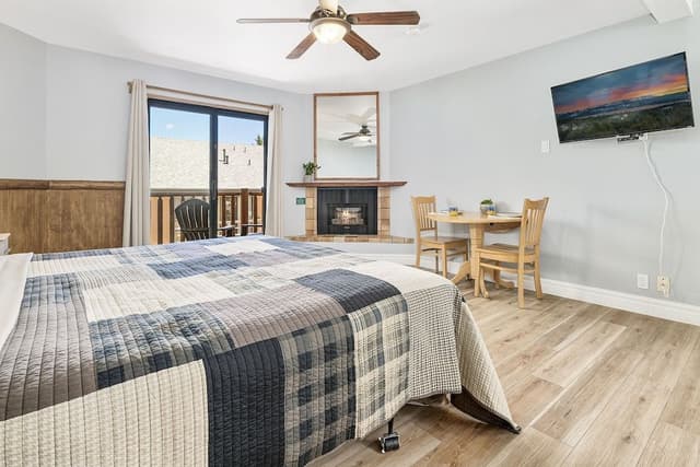 Standard Room, 1 King Bed, Fireplace (Kitchen)