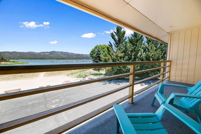 Standard Room, 2 Queen Beds, Balcony, Lake View