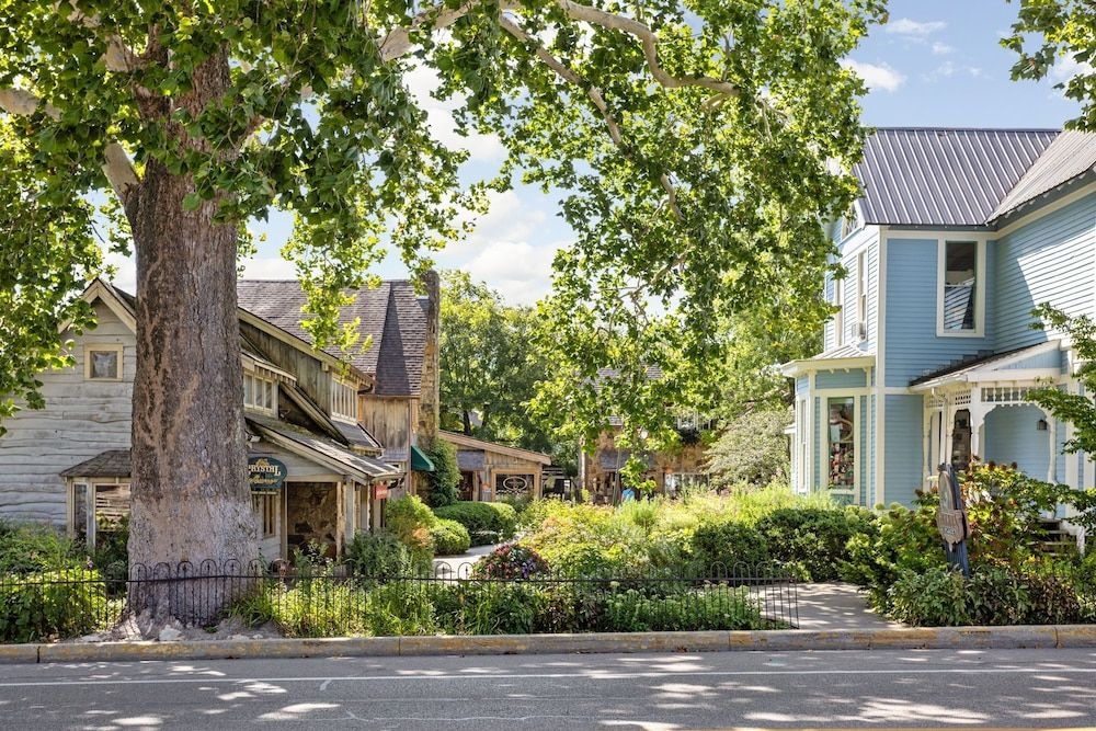 Artists Colony Inn & Restaurant1