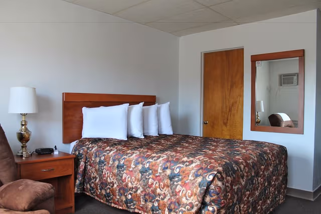 Standard Room, 1 Queen Bed