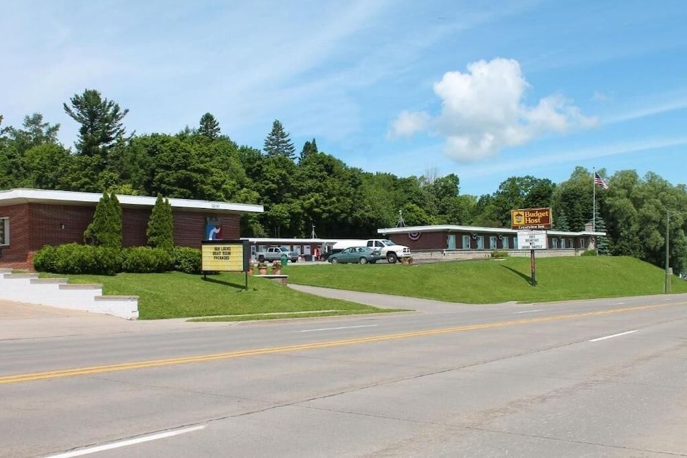 Budget Host Crestview Inn1