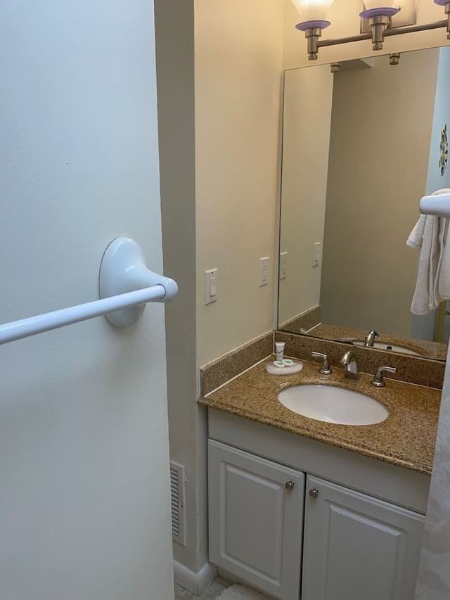 Large 2 Bedrooms, 2 Bath, Kitchen