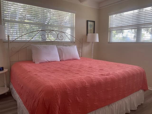 Large 2 Bedrooms, 2 Bath, Kitchen