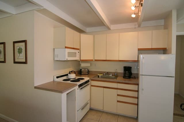 Large 2 Bedrooms, 2 Bath, Kitchen