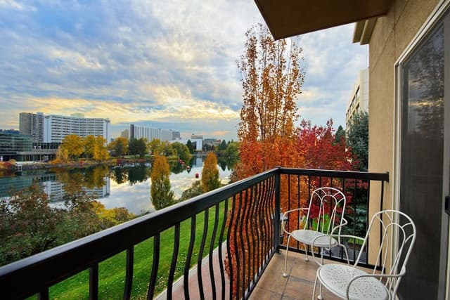 Riverview Balcony Executive King Suite Sleeper Sofa