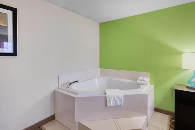 Standard Room, 1 King Bed, Non Smoking, Jetted Tub