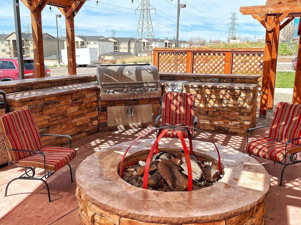 Comfort Inn & Suites2
