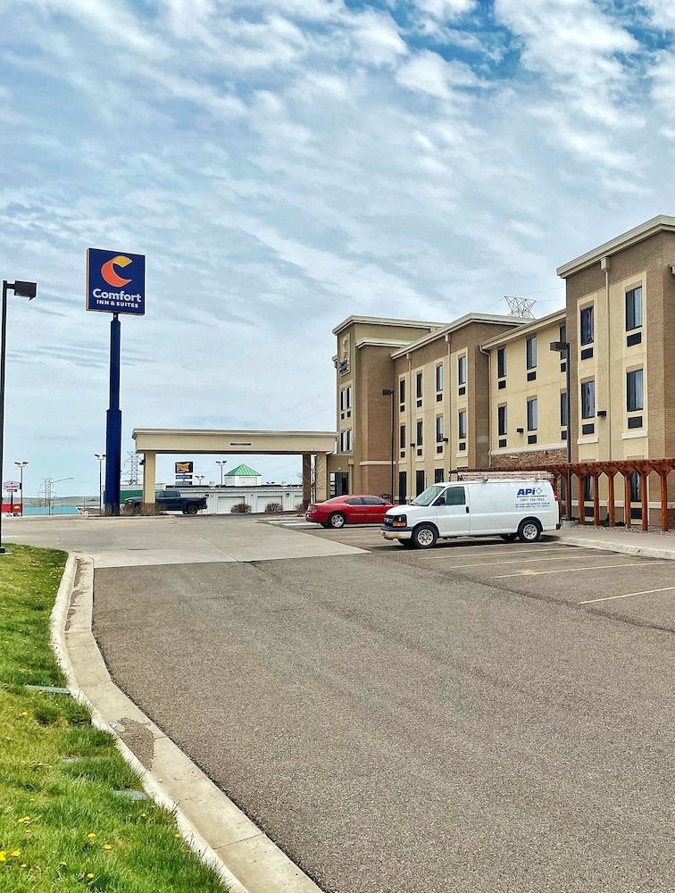Comfort Inn & Suites1