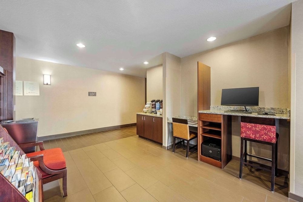 Comfort Inn & Suites4