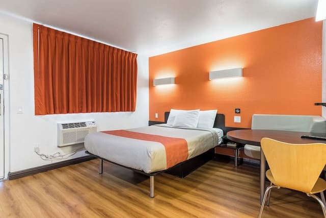 Deluxe Room, 1 Queen Bed, Non Smoking, Refrigerator