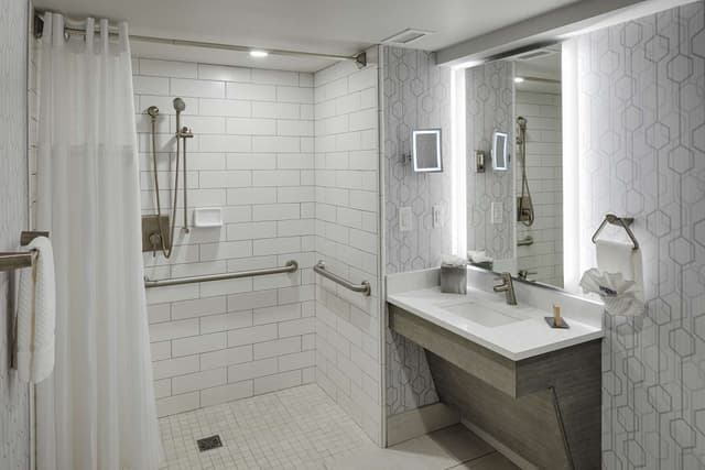 1 KING MOB/HEAR ACC ROLL IN SHOWER