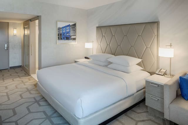1 KING BED BALCONY