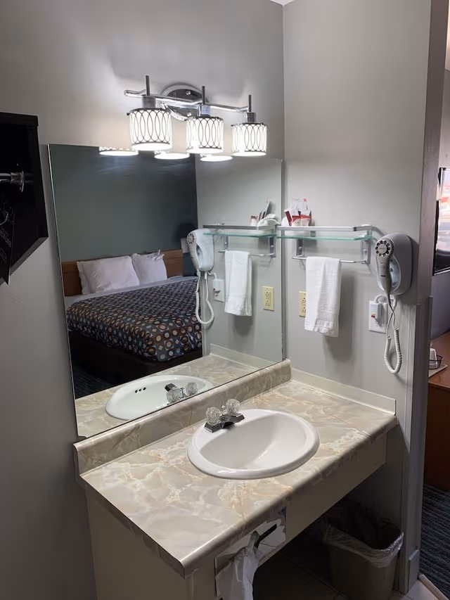 Room, 1 Queen Bed, Non Smoking, Refrigerator & Microwave