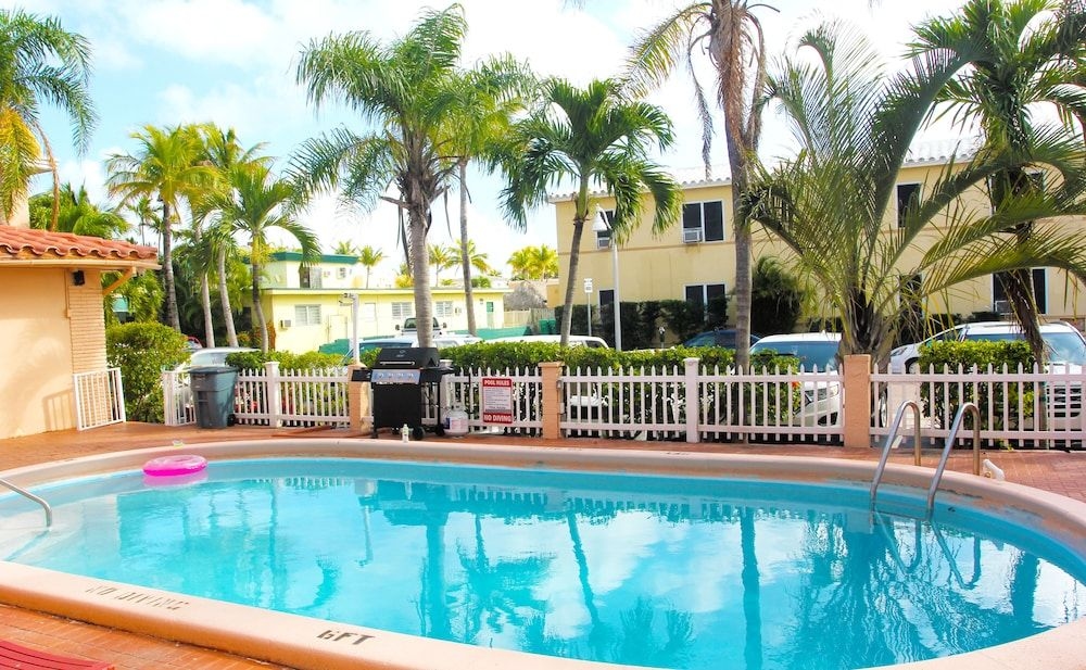 ฮอลลีวูด บีช สวอน (Hollywood Beach Swan)1