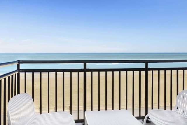 OCEANFRONT 1 KING BED (PLUS SLEEPER SOFA)