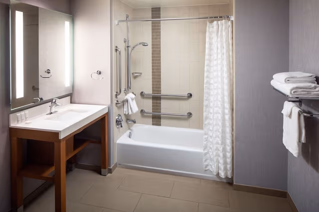 Room, 2 Queen Beds, Accessible, Bathtub