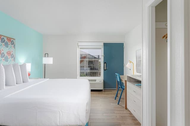 Room, 1 King Bed (Upper Floor)
