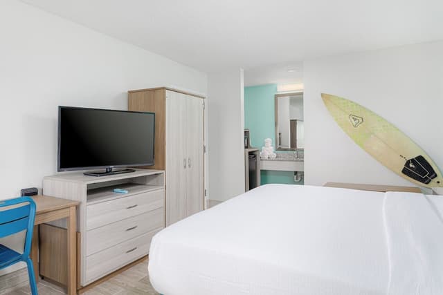 Room, 1 King Bed (Upper Floor)