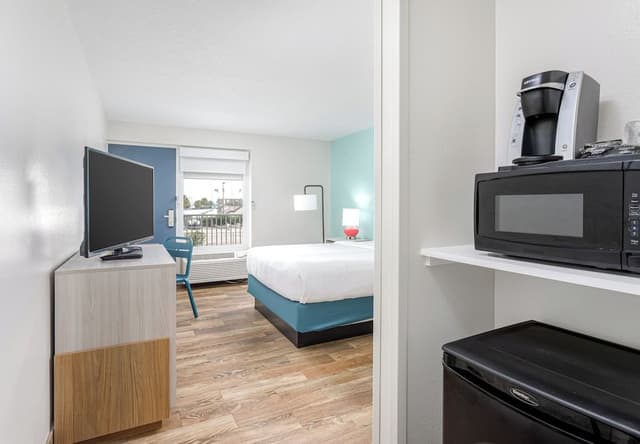 Standard Room, 1 Queen Bed, Accessible, Ground Floor