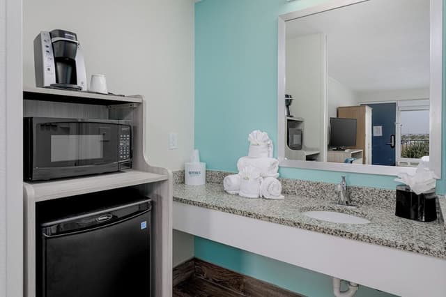 Basic Room, 2 Queen Beds, Ground Floor