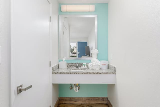 Standard Room, 1 Queen Bed, Accessible, Ground Floor